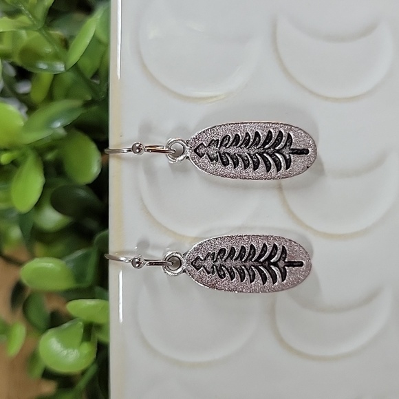 🔥LAST PAIR🔥 Dainty Pine Drop Earrings - Picture 6 of 7